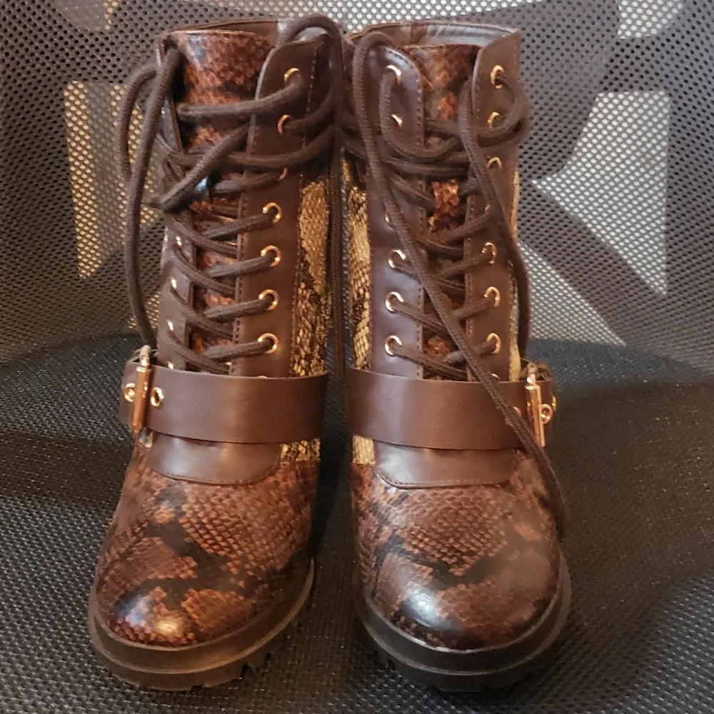 New brown and tan faux snake boots - Picture 4 of 4